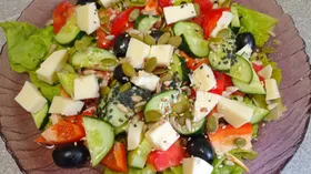 Салат с овощами и сыром