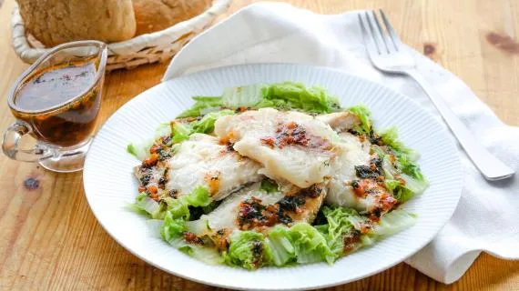 Морской окунь на пару с острым соусом
