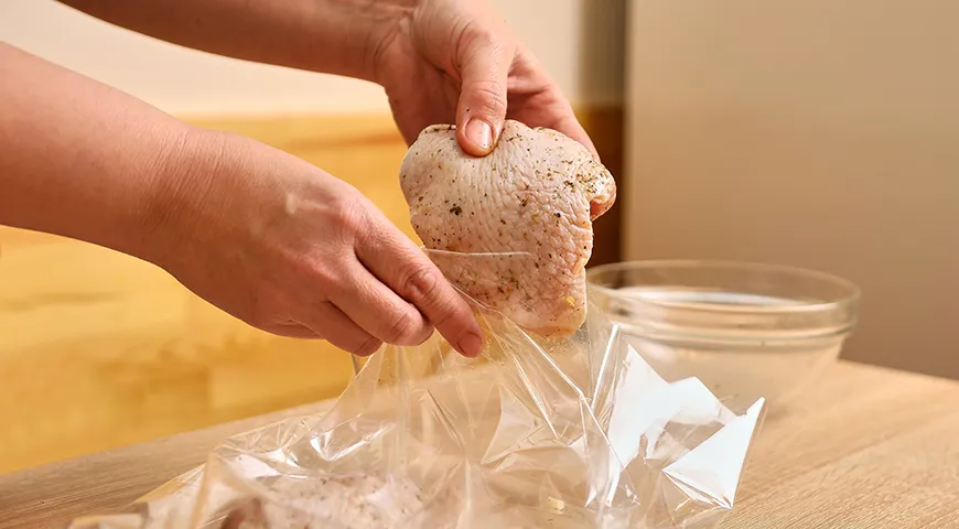 Перед запеканием в пакете или рукаве мыть курицу не нужно