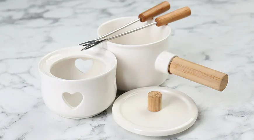 Для фондю лучше выбрать посуду из керамики: она равномерно распределяет тепло и дольше сохраняет температуру