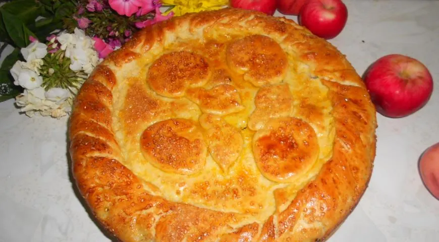 Рецепт пирога с томлеными яблоками и вяленой вишней