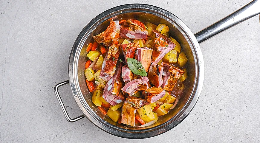 Овощное рагу с копчеными ребрышками