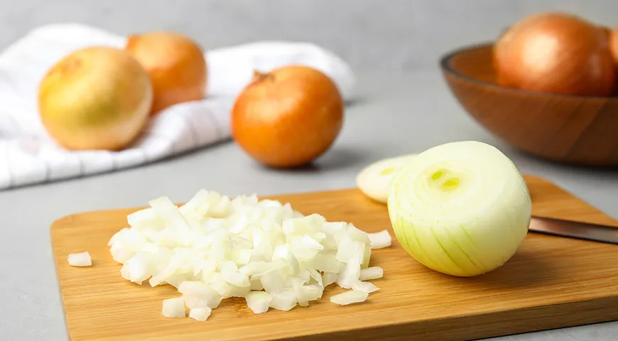 Мелкие кубики хороши для блюд из фарша — их почти не видно, но вкус они отдают полностью