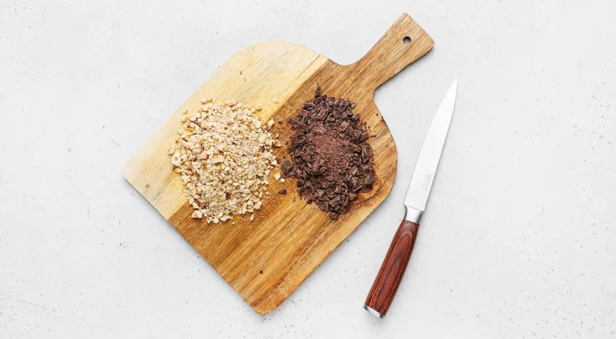 Безе с орехами и шоколадной крошкой