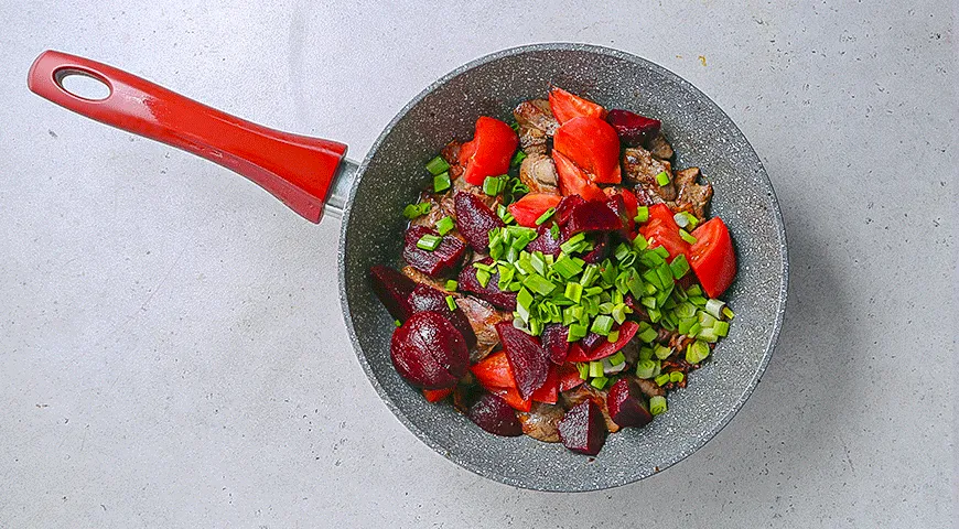 Теплый салат из куриной печени со свеклой