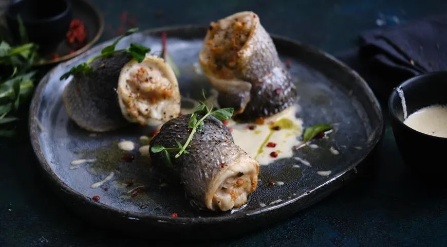 Рецепт рулетиков из дорады с креветками и кальмарами