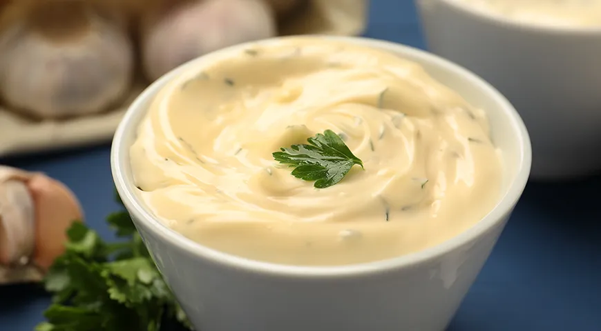 В плавленый сыр можно добавлять обжаренный чеснок или чесночный порошок, а также любую зелень