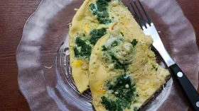 Омлет по‑домашнему со шпинатом, сыром и куриным филе