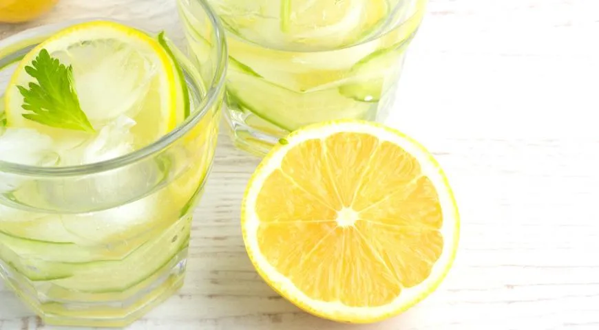 Лимонный напиток очень полезен с утра