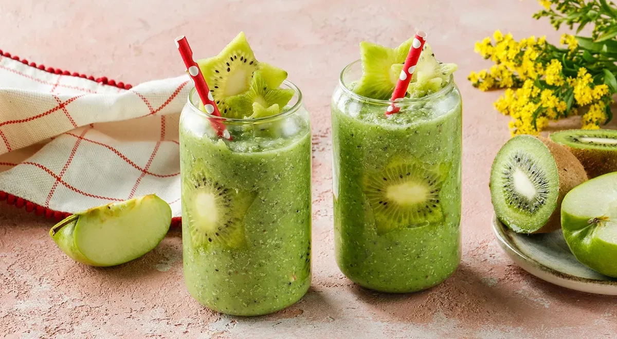 Попробуйте приготовить смузи с киви и сладкими фруктами