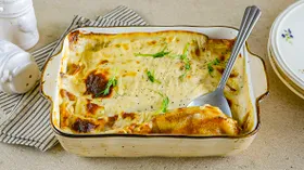 Блинная запеканка с курицей и брокколи