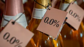 Без алкоголя, но с подвохом: стало известно, сколько калорий в безалкогольных пиве и вине