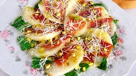 Салат с грушами и хамоном