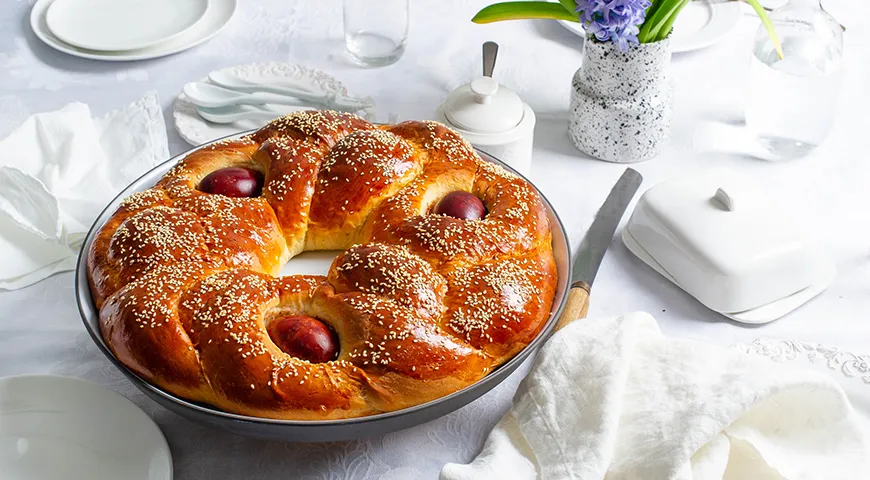 Греческий пасхальный хлеб