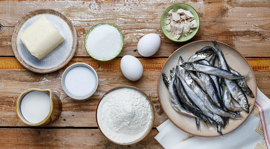 Поморскую кулебяку пекут из дрожжевого теста с начинкой из мойвы