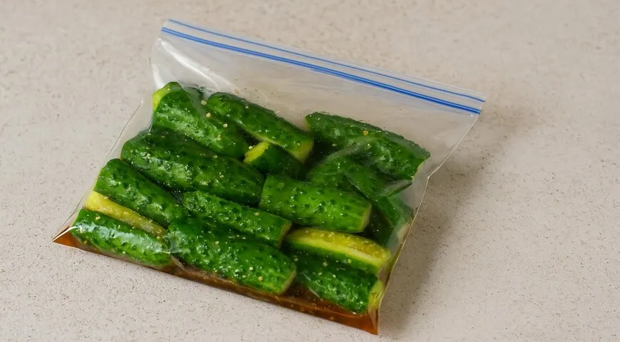 Битые огурцы в пакете — простой и быстрый рецепт малосольных огурцов