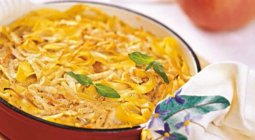 Запеканка из лапши с морковью и яблоками