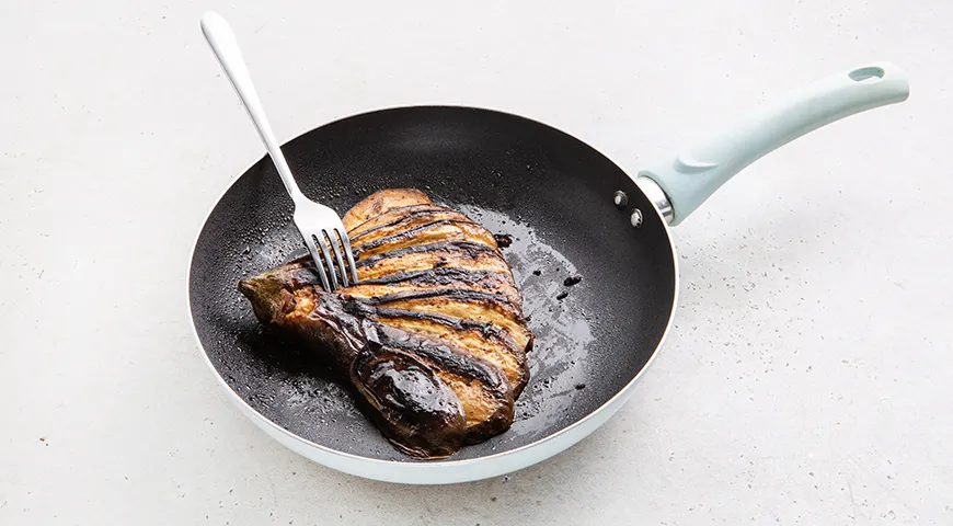 Баклажаны веером на сковороде