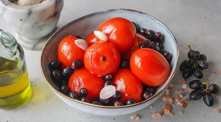 Маринованные помидоры с чесноком и виноградом на зиму