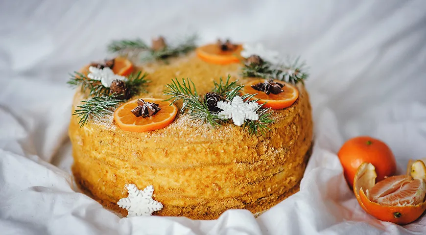 Для декора «Медовика» подходят практически любые фрукты: апельсины, клубника, киви, ананасы, хурма и пр.