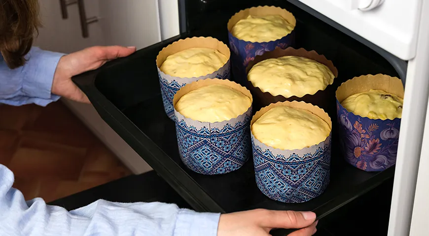 Бумажные формы не требуют предварительной подготовки: распределили тесто, дали подняться и отправили в духовку