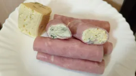 Рулетики с сыром с голубой плесенью