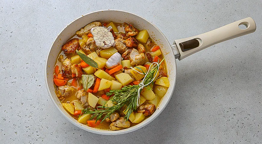 Сливочное рагу из курицы с овощами