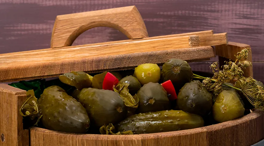 Бочковые огурцы получаются особенно вкусными и хрустящими благодаря естественному брожению в дубовых бочках