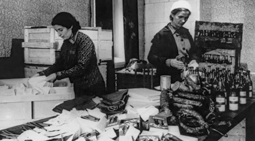 Работницы завода № 43 упаковывают подарки для бойцов Красной Армии. Октябрь 1942 г. Фото А. В. Устинова