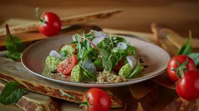 Салат с гуакамоле из авокадо с киноа и сладкими томатами