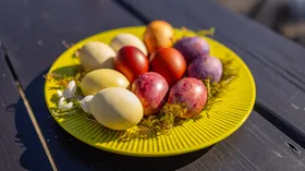 Как добиться яркого цвета яиц при использовании натуральных красителей