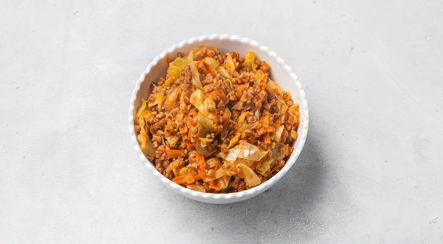 Гречка с капустой, тушенная на сковороде