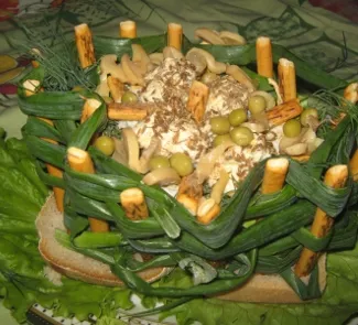 Праздничная корзина с салатом 
