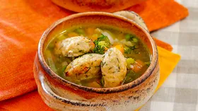 Овощной суп с рисом и кнелями из курицы