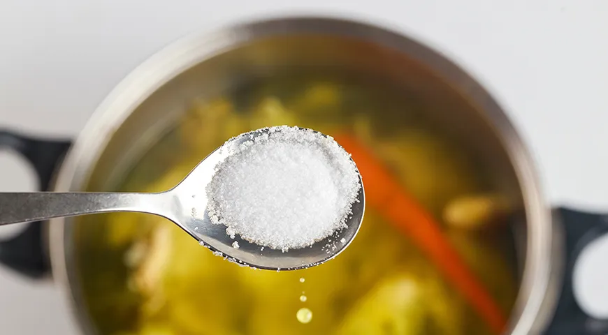 Добавляйте соль за полчаса до окончания варки куриного бульона