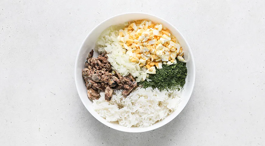 Салат из консервированной сайры с яйцом и рисом