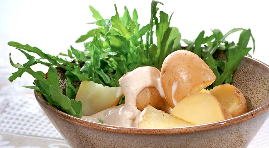 Молодой картофель с пикантным йогуртом