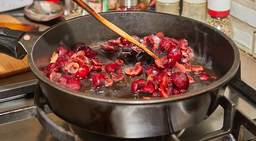 Фруктовую, а также ягодную начинку следует подвергнуть хотя бы недолгой термической обработке