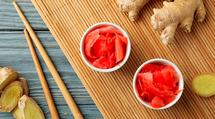 Свежий маринованный имбирь обладает приятным ароматом с пряными нотками и легкой кислинкой, с выраженным имбирным оттенком, но без резких химических или уксусных акцентов