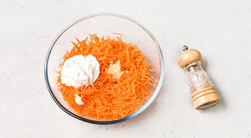 Морковь со сметаной и чесноком