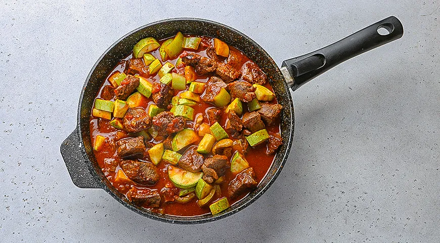 Рагу из говядины с грибами и кабачком