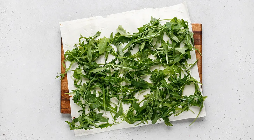 Лаваш с красной рыбой, огурцом и плавленым сыром