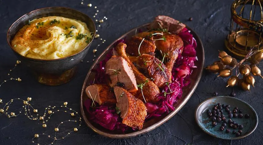 Печеная утка по-старочешски с красной капустой