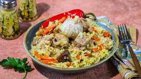 Плов из свинины в казане на костре