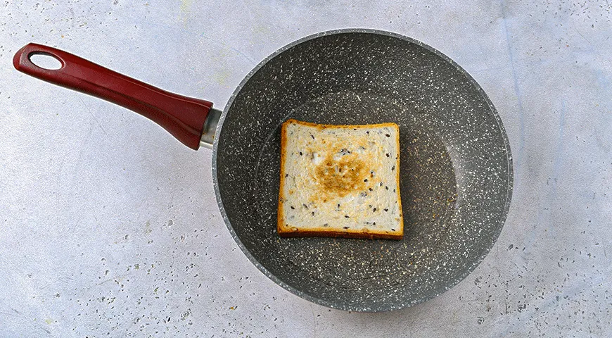 Тост с вареной колбасой, страчателлой и фисташками