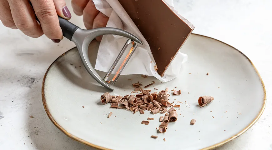 При легком нажатии овощечисткой получается тонкая, почти прозрачная стружка, которая скручивается в нежные колечки