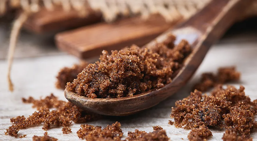 Мусковадо имеет влажную, почти липкую консистенцию и сильный карамельный вкус с нотками пряностей