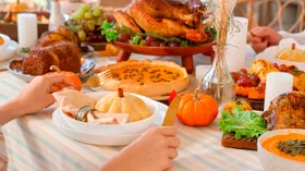 Почему осенью тянет на жирное и сладкое и как помочь своему организму