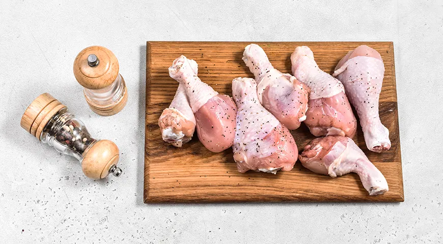 Куриные ножки в томатно-сметанном соусе на сковороде