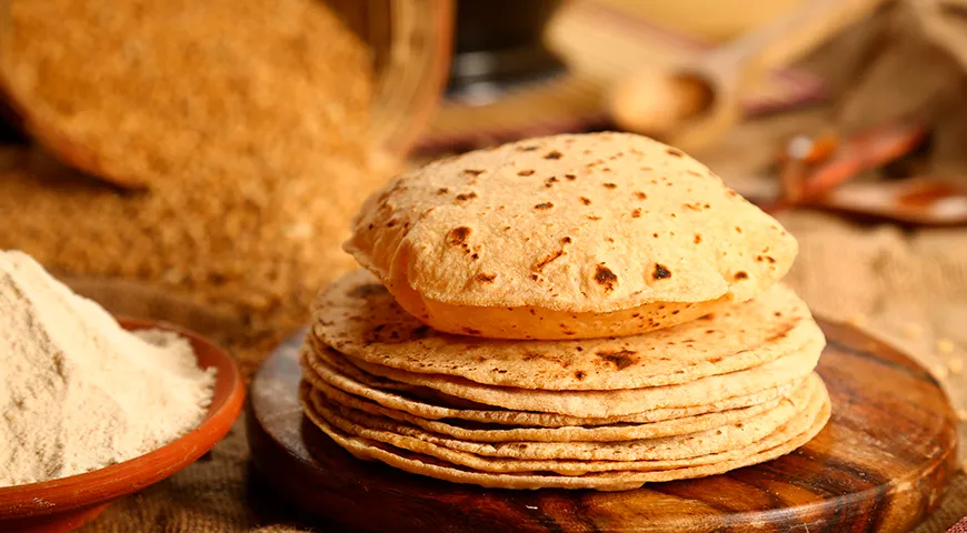 Цвет качественной свежей лепешки роти — от нежного бежевого до золотисто-коричневого с небольшими, аккуратными вкраплениями подпалин